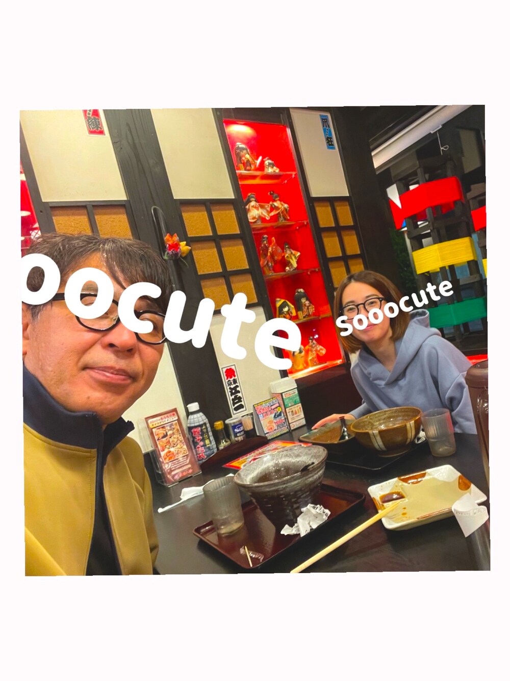 ブルー系のスラックス、ブラウン系のドレスシューズ、グレー系のスニーカーを着用したレディースの春コーディネートの3枚目の写真