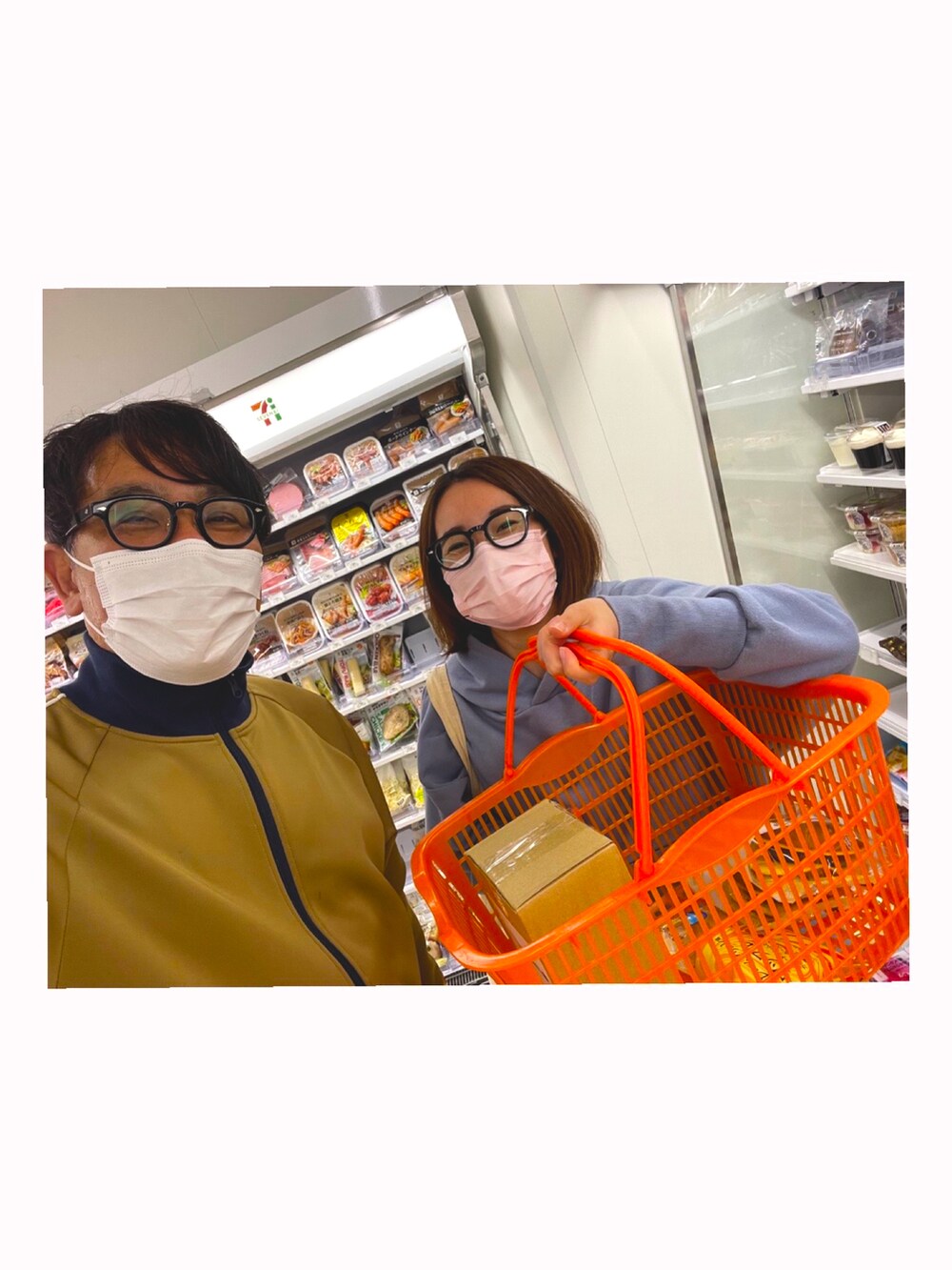 ブルー系のスラックス、ブラウン系のドレスシューズ、グレー系のスニーカーを着用したレディースの春コーディネートの2枚目の写真