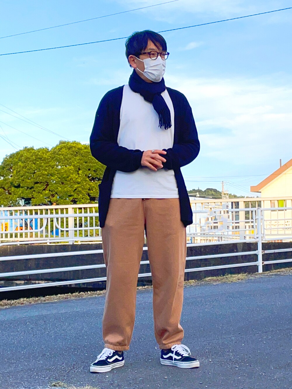 「休日スタイル、ラクチンコーデ、ゆったりコーデ、オトナカワイイ、親子コーデ、父娘、息子くん、鍋パーティー、ありがとう、美味しかった」｜「NANO universeのジャケＴ　ロングスリーブ（Tシャツ/カットソー、ホワイト系）」を使った、Rinさん（レディース・152cm）の冬コーディネートの2枚目の写真