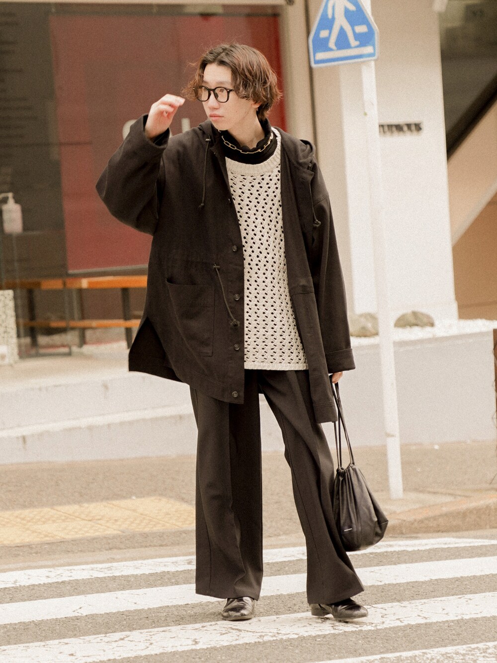 ブラック系のパーカー、ホワイト系のニット/セーター、ブラック系のTシャツ/カットソーを着用したメンズの冬コーディネートの2枚目の写真