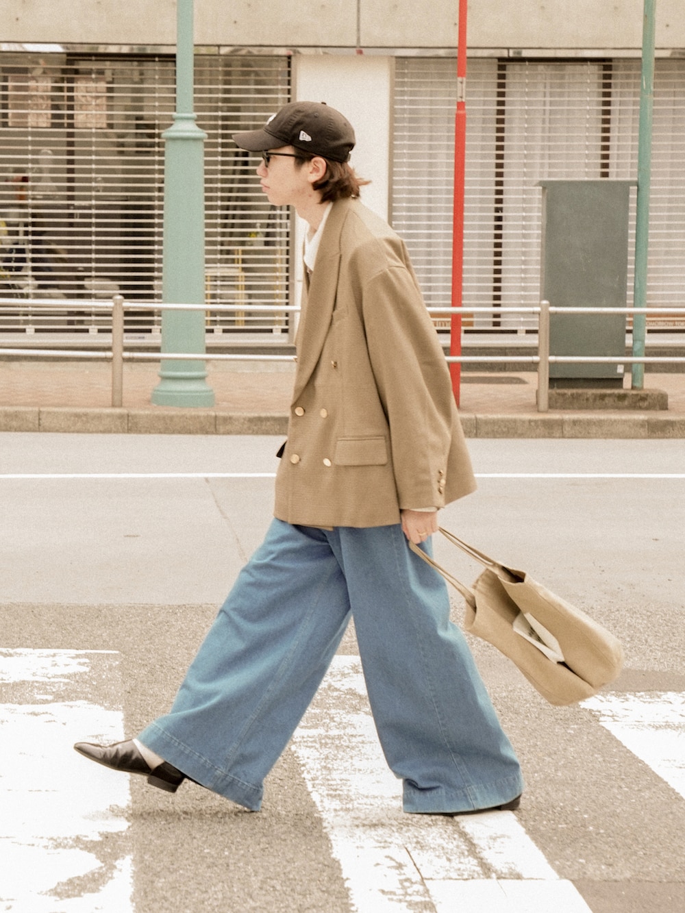 その他のテーラードジャケット、ホワイト系のシャツ/ブラウス、ブルー系のデニムパンツを着用したメンズの春コーディネートの3枚目の写真