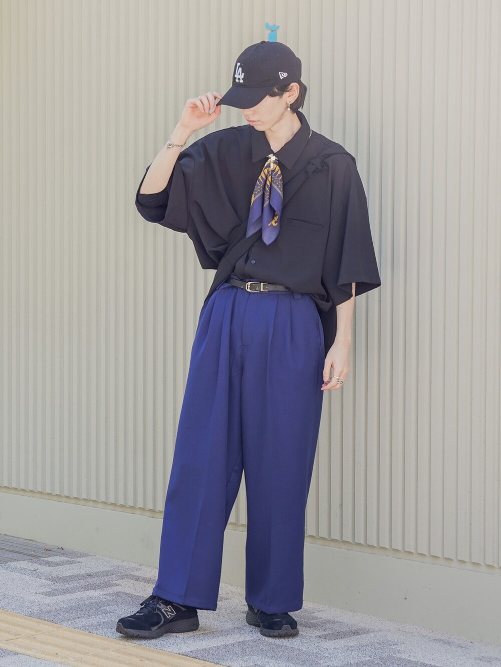 ブラック系のシャツ/ブラウス、ブルー系のスラックス、ブラック系のショルダーバッグを着用したメンズの春コーディネートの4枚目の写真