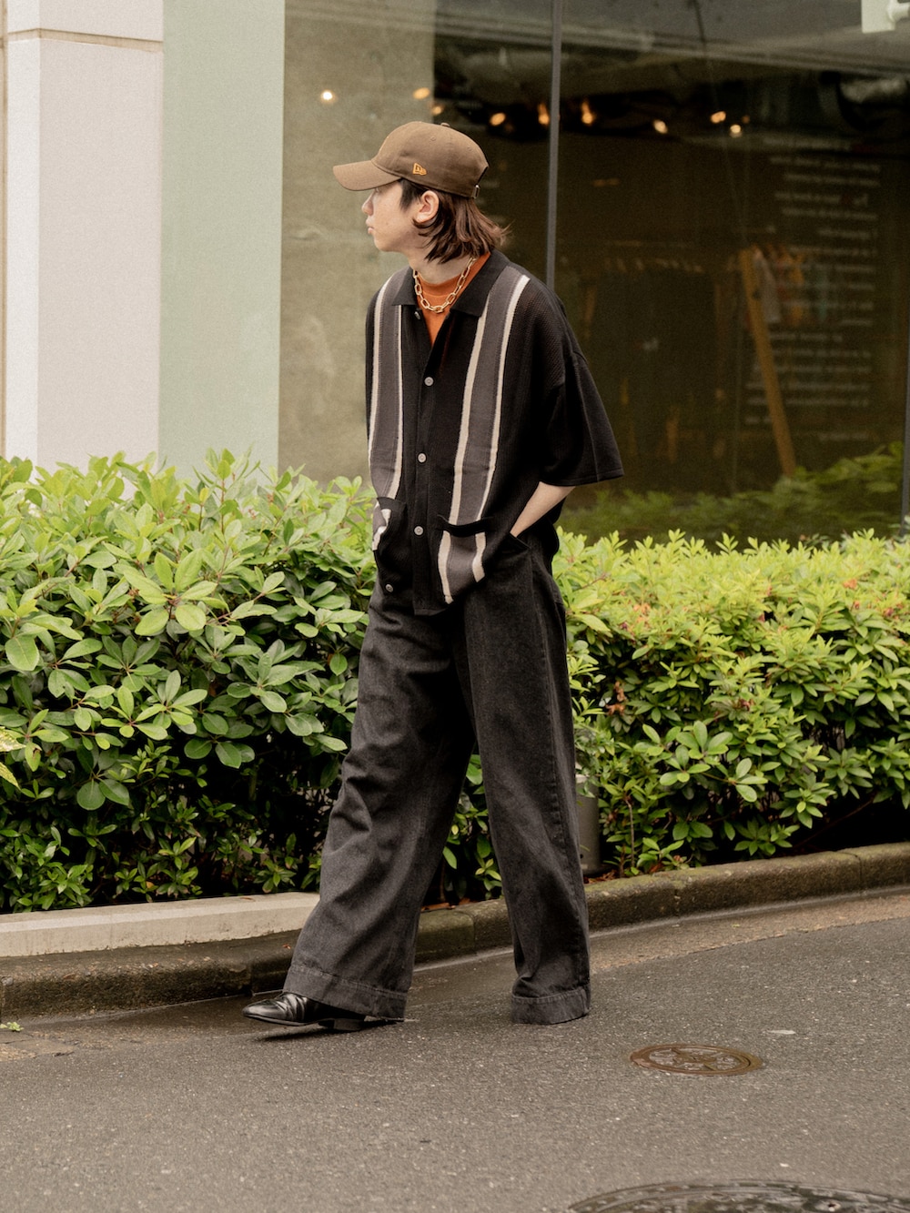 ブラック系のシャツ/ブラウス、オレンジ系のTシャツ/カットソー、ブラック系のデニムパンツを着用したメンズの春コーディネートの2枚目の写真