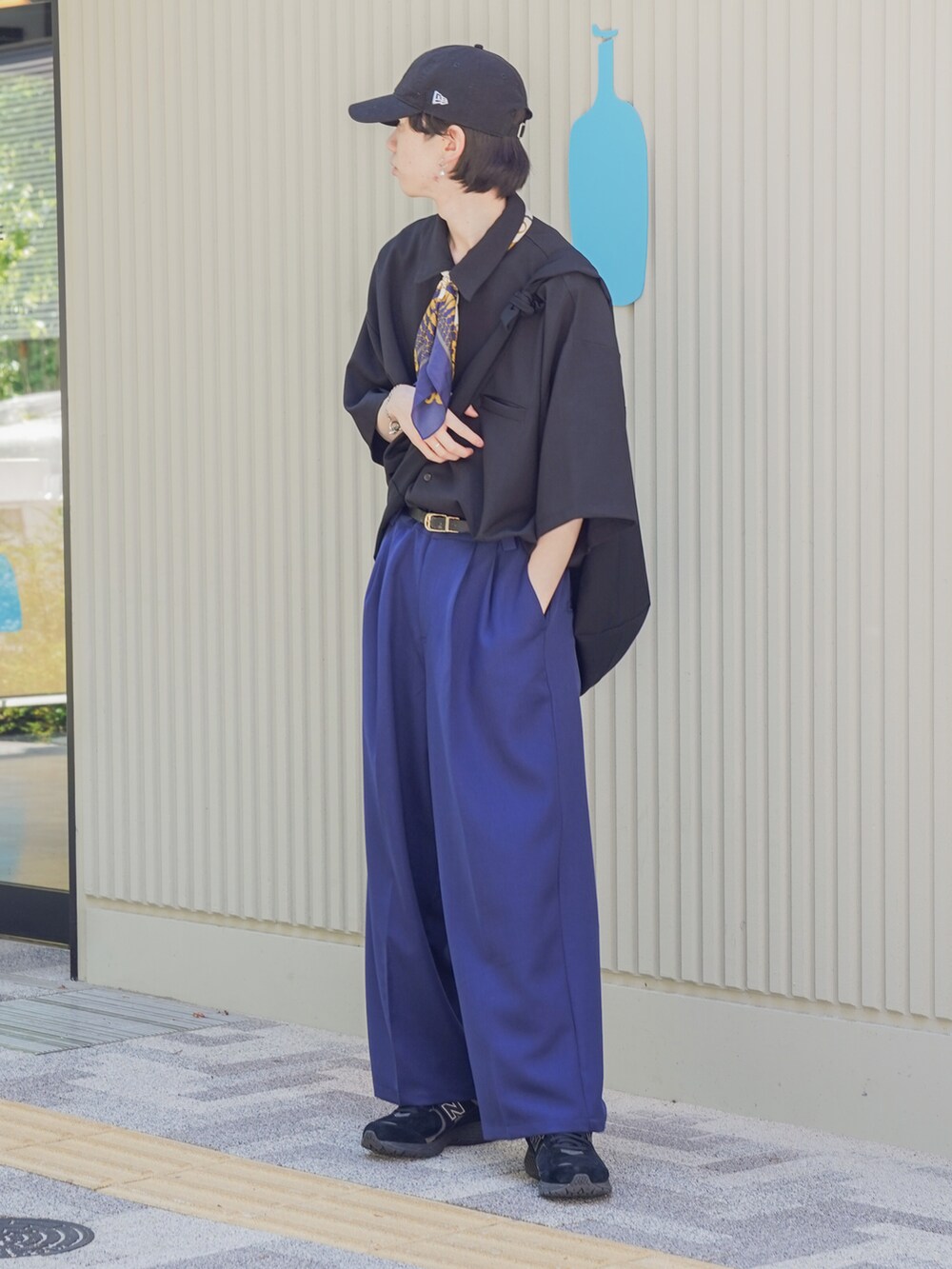 ブラック系のシャツ/ブラウス、ブルー系のスラックス、ブラック系のショルダーバッグを着用したメンズの春コーディネートの3枚目の写真