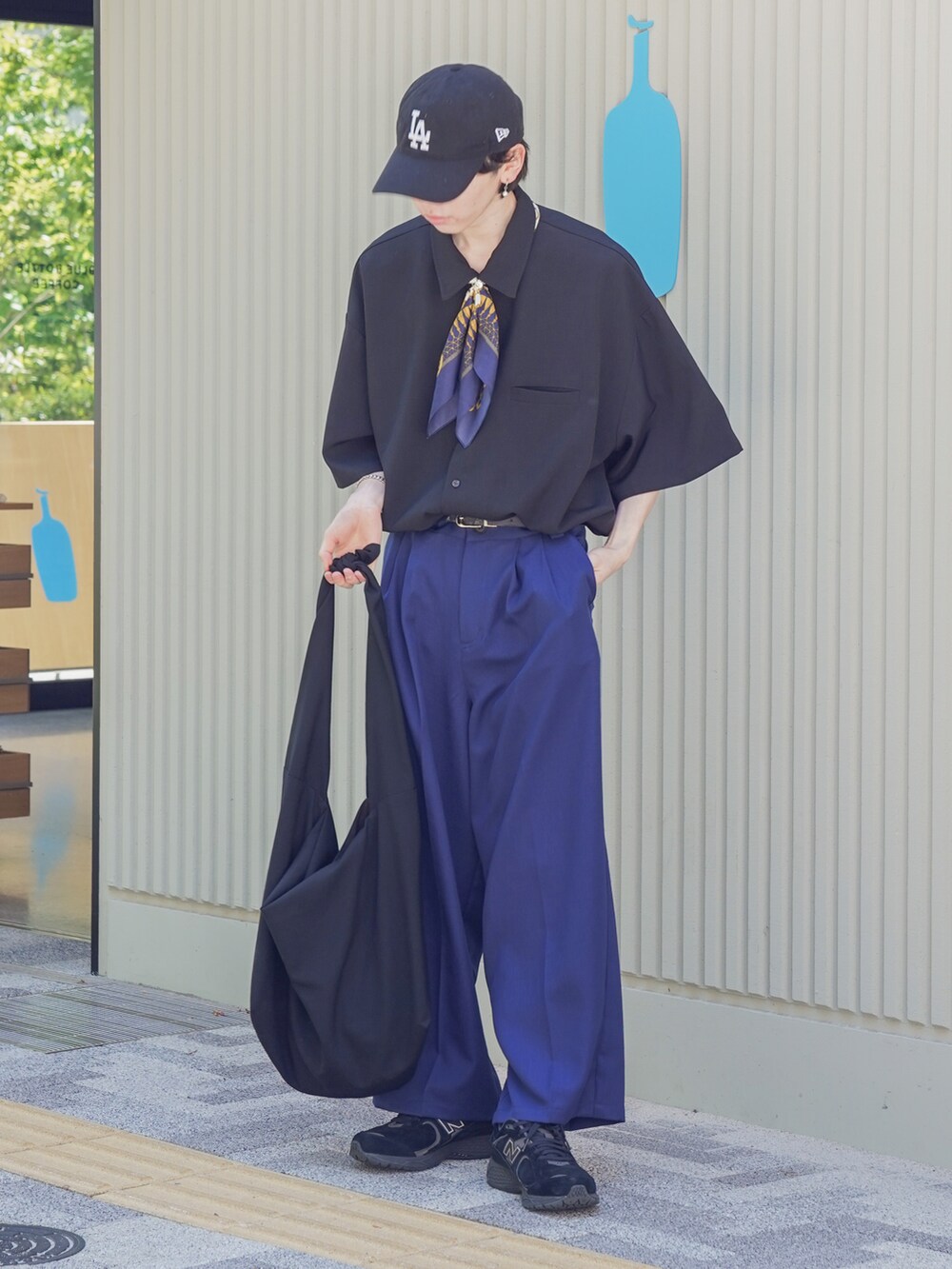 ブラック系のシャツ/ブラウス、ブルー系のスラックス、ブラック系のショルダーバッグを着用したメンズの春コーディネートの2枚目の写真