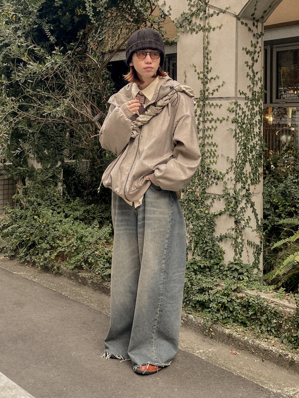 ベージュ系のパーカー、ベージュ系のシャツ/ブラウス、ベージュ系のサンダルを着用したメンズの春コーディネートの2枚目の写真