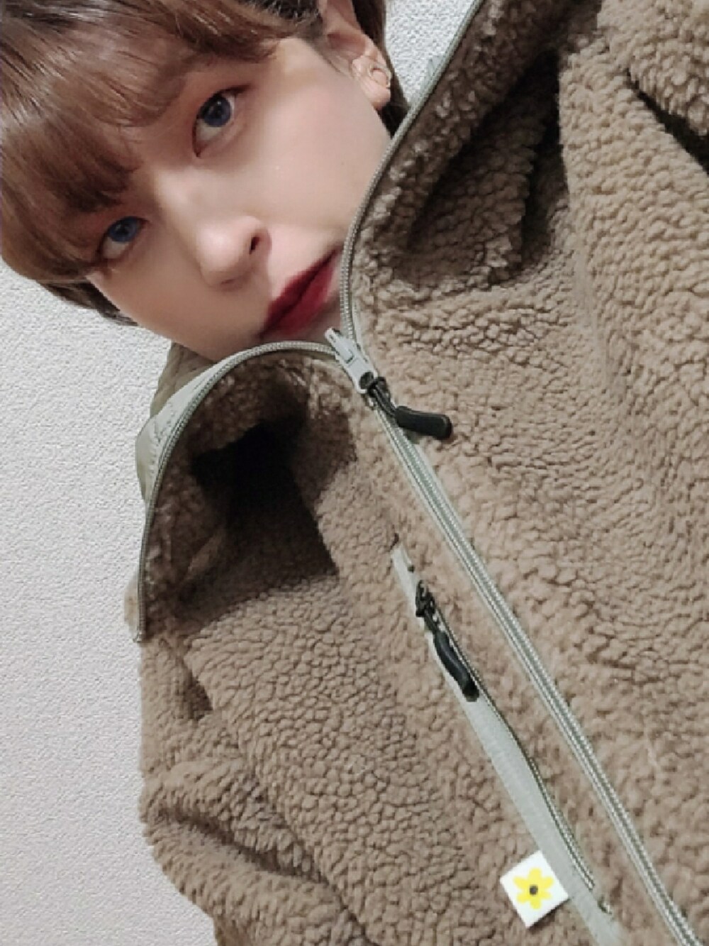 ブラック系のストール/ショールを着用したレディースの秋コーディネートの2枚目の写真