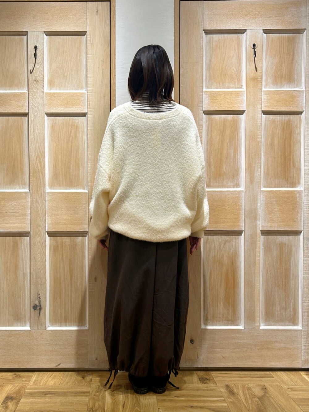 ホワイト系のニット/セーター、ホワイト系のニット/セーター、ブラウン系のその他パンツを着用したレディースの冬コーディネートの3枚目の写真