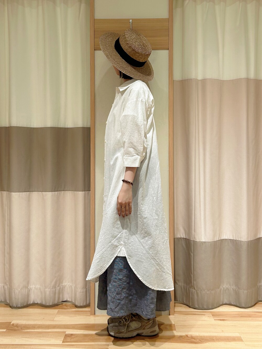 ホワイト系のTシャツ/カットソー、ブルー系のスカート、ホワイト系のワンピースを着用したレディースの春コーディネートの2枚目の写真