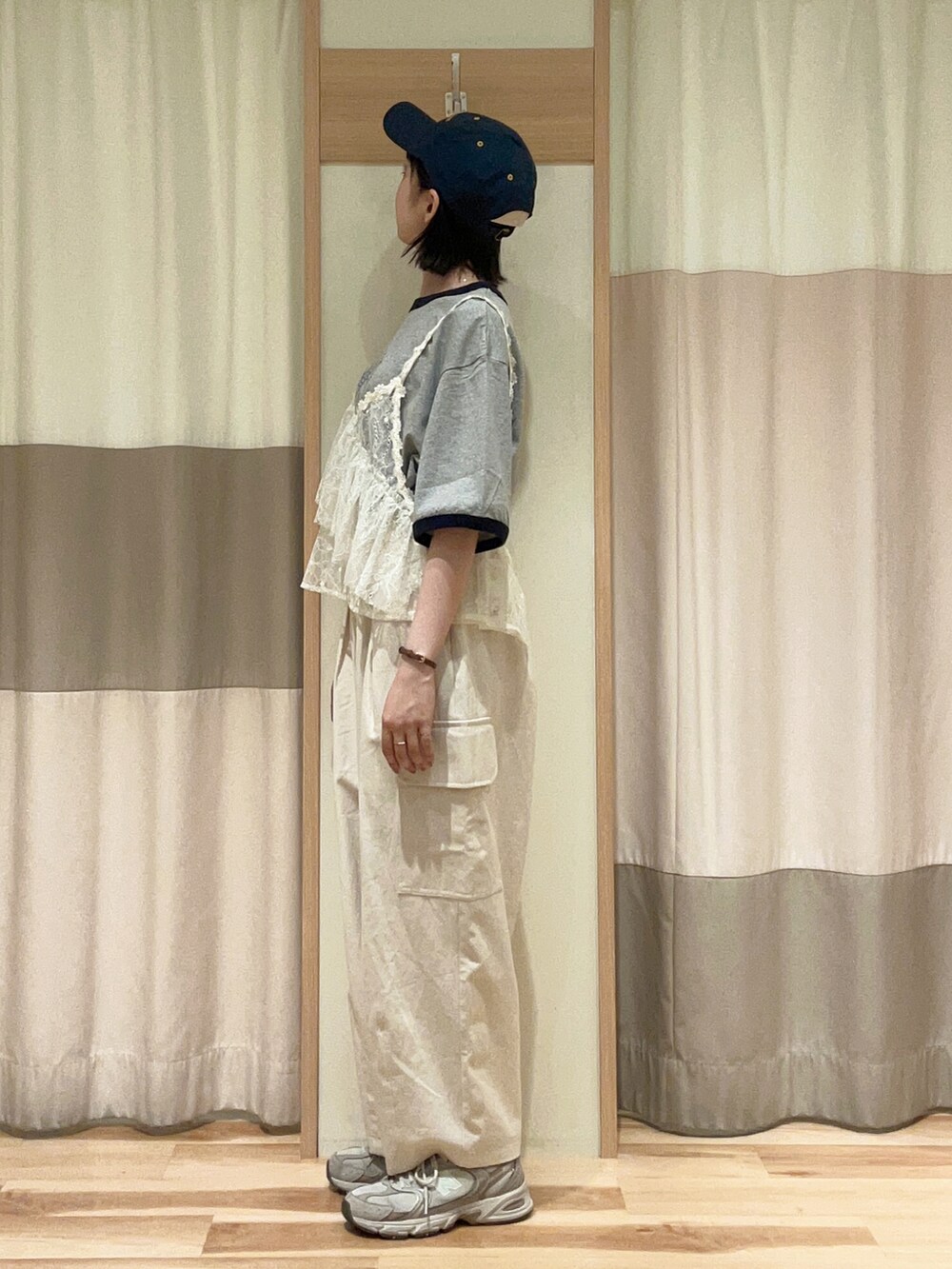 グレー系のTシャツ/カットソー、ホワイト系のシャツ/ブラウス、ホワイト系のパンツを着用したレディースの春コーディネートの2枚目の写真