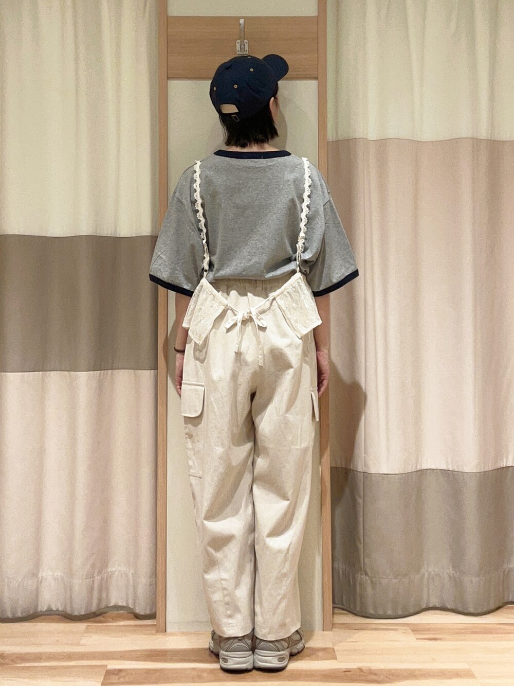 グレー系のTシャツ/カットソー、ホワイト系のシャツ/ブラウス、ホワイト系のパンツを着用したレディースの春コーディネートの3枚目の写真