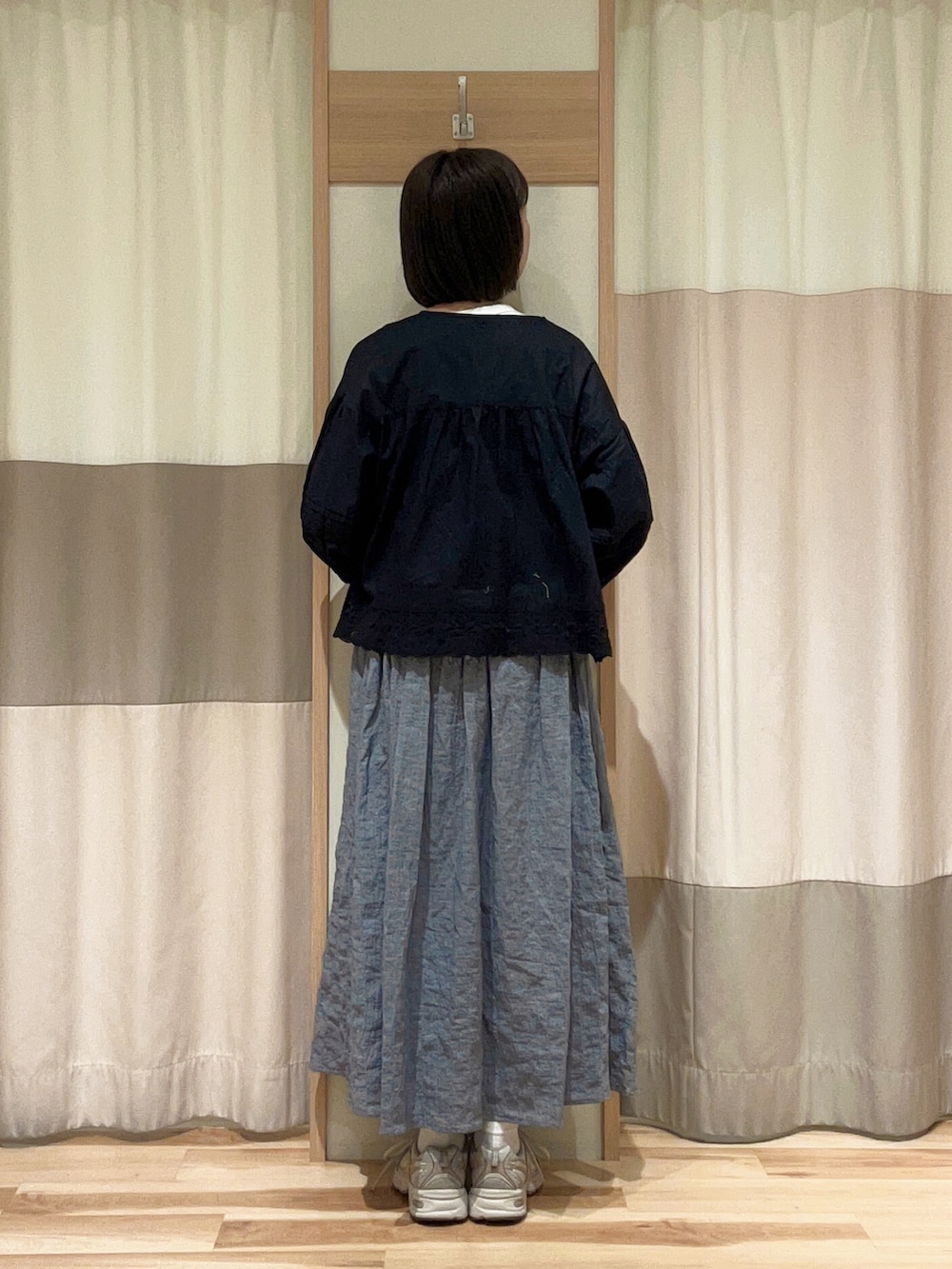 ホワイト系のTシャツ/カットソー、ブラック系のシャツ/ブラウス、ブルー系のスカートを着用したレディースの春コーディネートの3枚目の写真