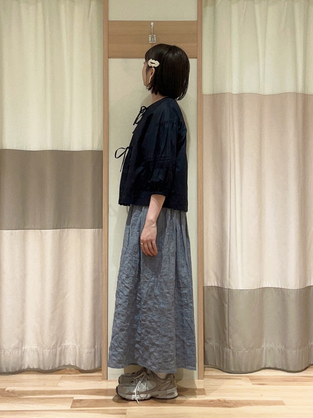 ホワイト系のTシャツ/カットソー、ブラック系のシャツ/ブラウス、ブルー系のスカートを着用したレディースの春コーディネートの2枚目の写真