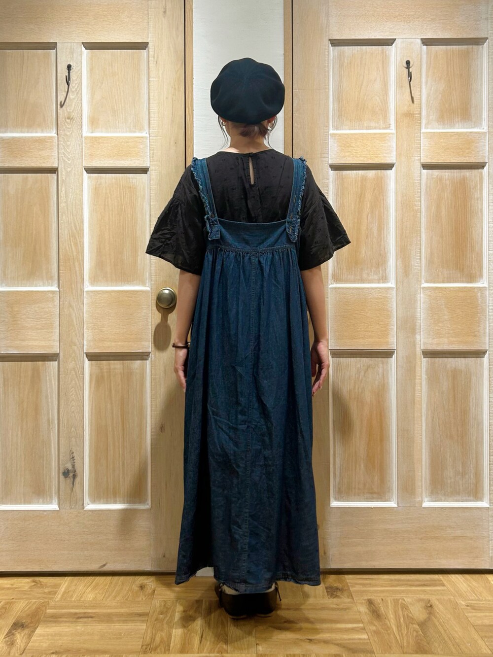 ブラック系のシャツ/ブラウス、ブルー系のワンピース、ブラック系のハンチング/ベレー帽を着用したレディースの夏コーディネートの3枚目の写真