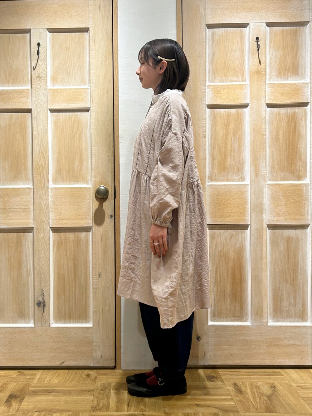 ベージュ系のシャツ/ブラウス、ホワイト系のTシャツ/カットソー、ブルー系のその他パンツを着用したレディースの冬コーディネートの2枚目の写真