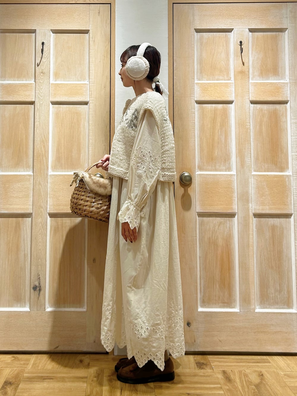 ホワイト系のベスト、ホワイト系のワンピースを着用したレディースの秋コーディネートの2枚目の写真