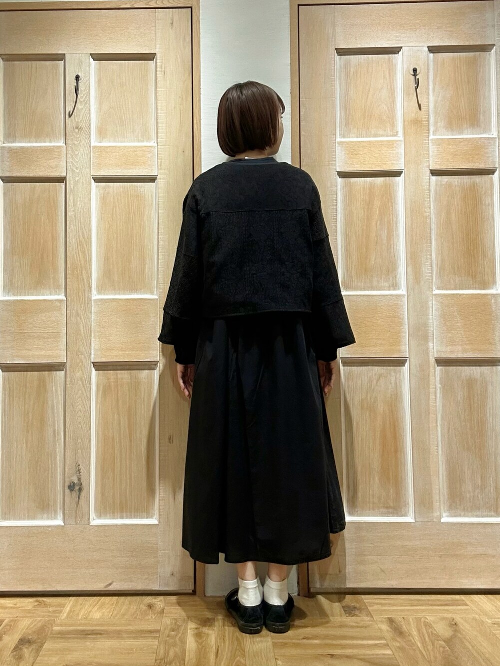 ブラック系のジャケット/アウター、ブラック系のワンピースを着用したレディースの春コーディネートの3枚目の写真