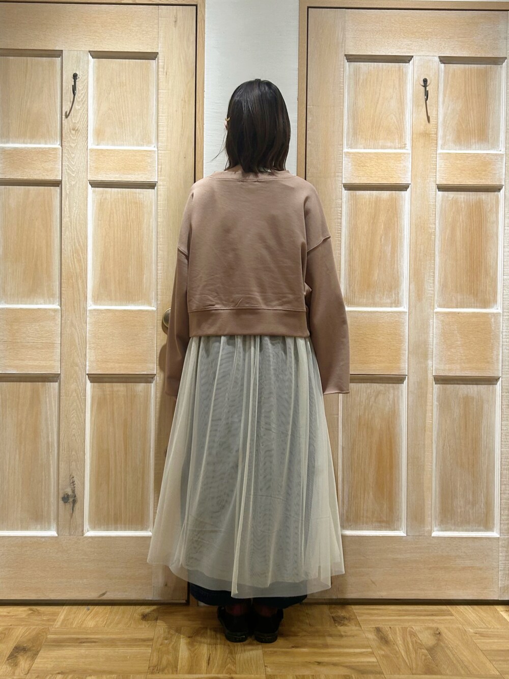 ブラウン系のTシャツ/カットソー、ホワイト系のワンピース、ブルー系のその他パンツを着用したレディースの冬コーディネートの3枚目の写真