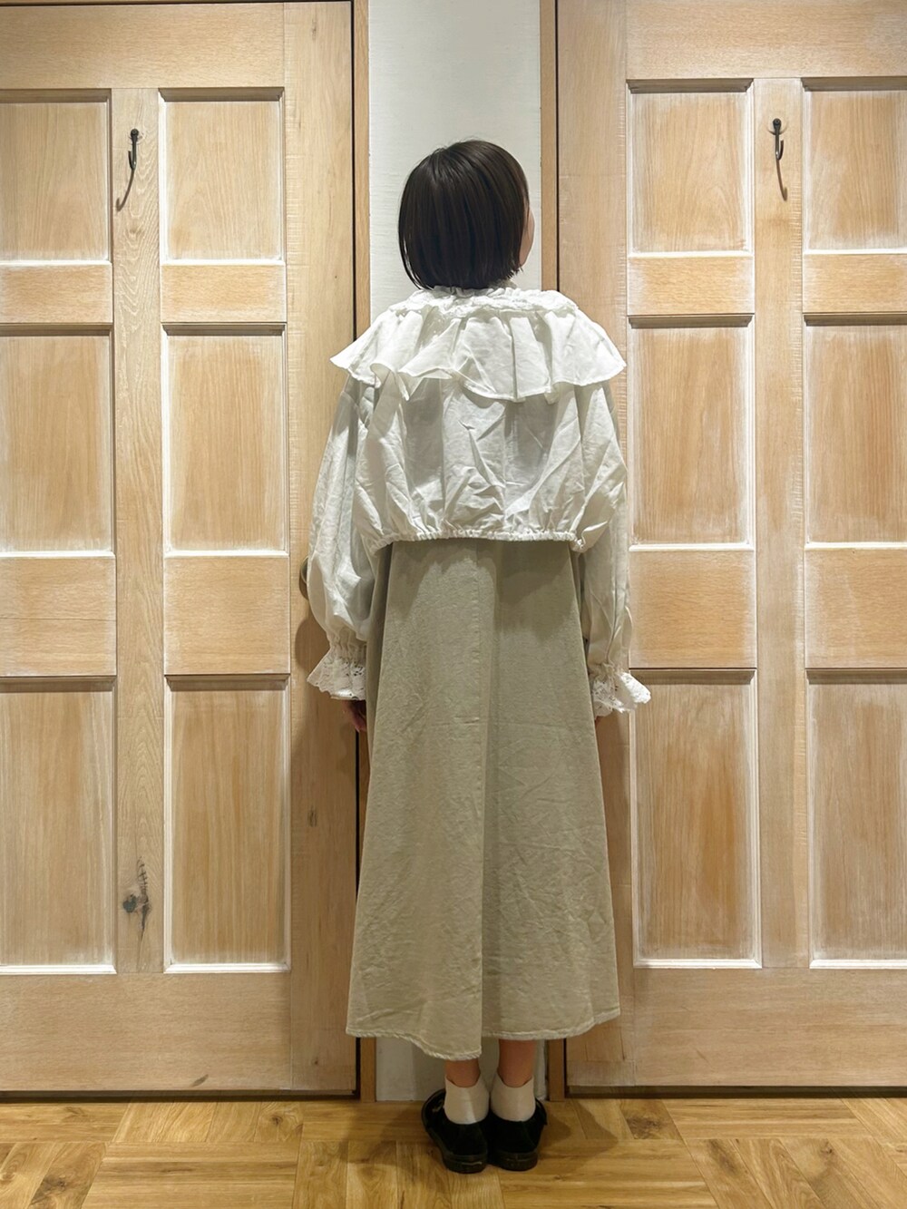 ホワイト系のシャツ/ブラウス、グリーン系のワンピースを着用したレディースの春コーディネートの3枚目の写真