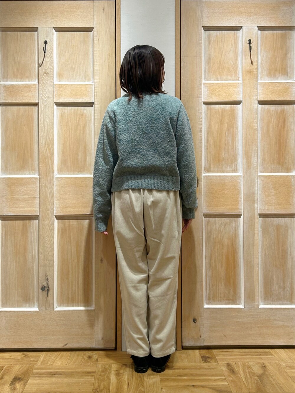 ブルー系のカーディガン/ボレロ、ホワイト系のTシャツ/カットソー、ホワイト系のパンツを着用したレディースの冬コーディネートの3枚目の写真