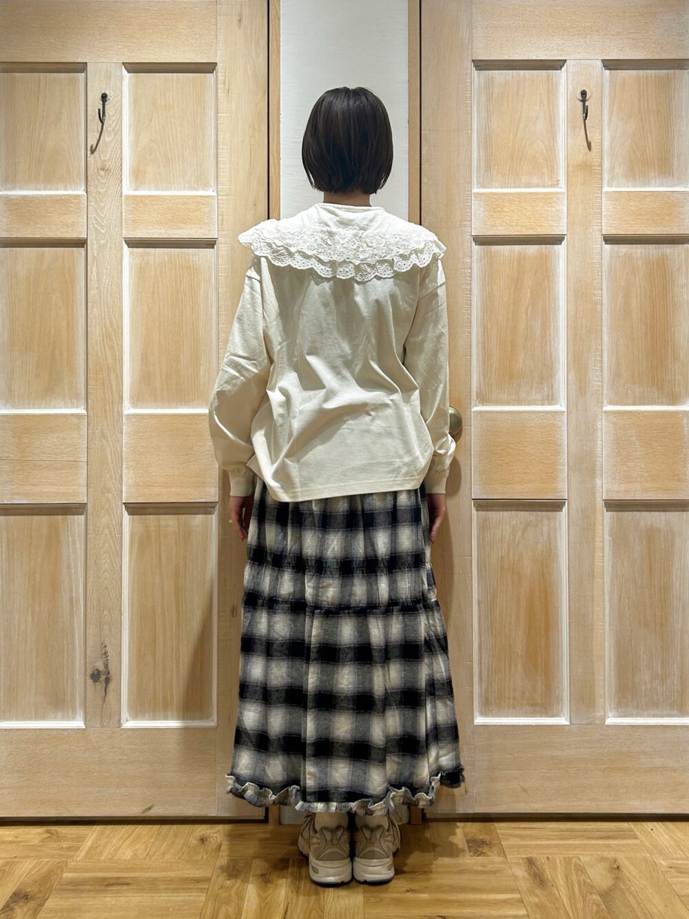 ホワイト系のシャツ/ブラウス、ホワイト系のTシャツ/カットソー、ブラック系のスカートを着用したレディースの冬コーディネートの3枚目の写真