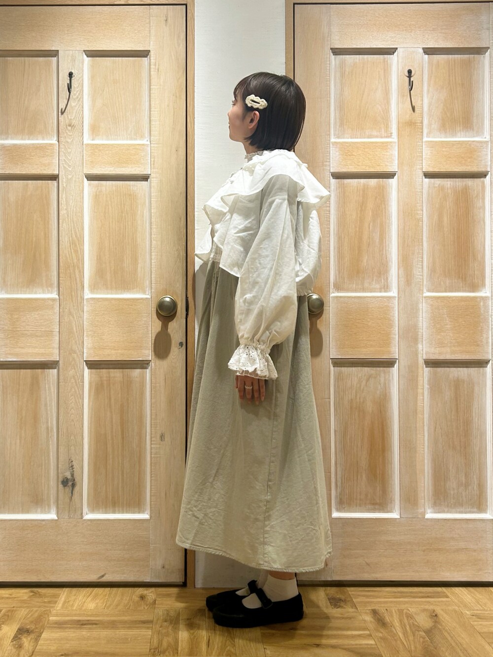 ホワイト系のシャツ/ブラウス、グリーン系のワンピースを着用したレディースの春コーディネートの2枚目の写真