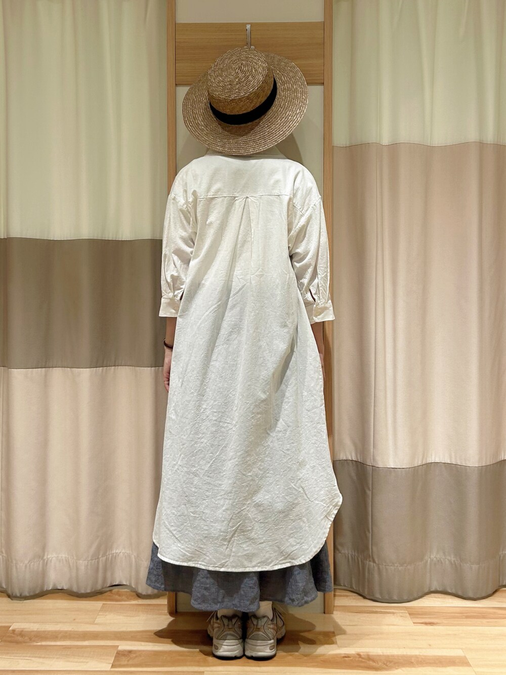 ホワイト系のTシャツ/カットソー、ブルー系のスカート、ホワイト系のワンピースを着用したレディースの春コーディネートの3枚目の写真