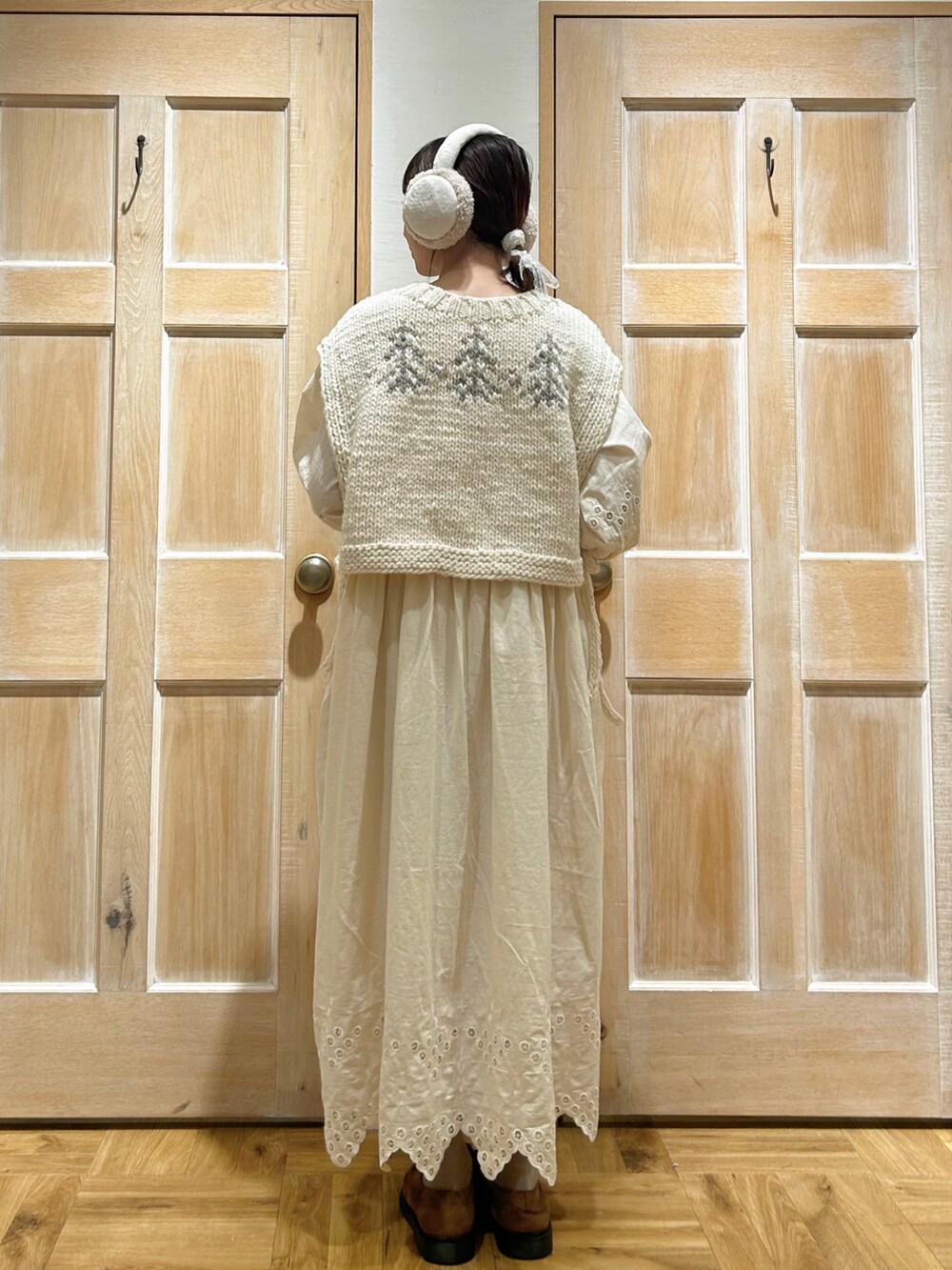 ホワイト系のベスト、ホワイト系のワンピースを着用したレディースの秋コーディネートの3枚目の写真