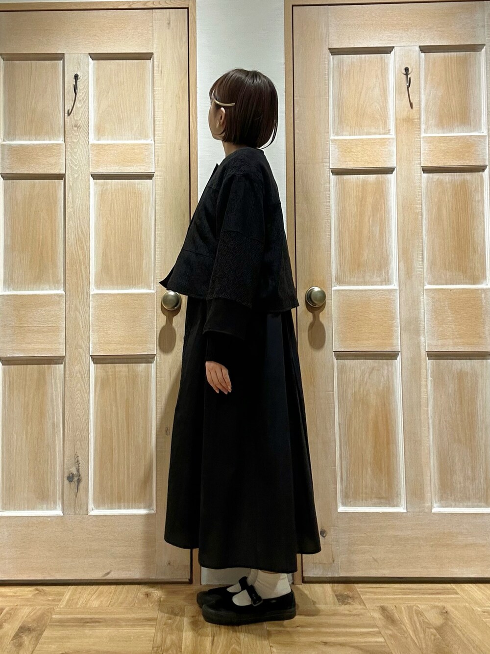 ブラック系のジャケット/アウター、ブラック系のワンピースを着用したレディースの春コーディネートの2枚目の写真