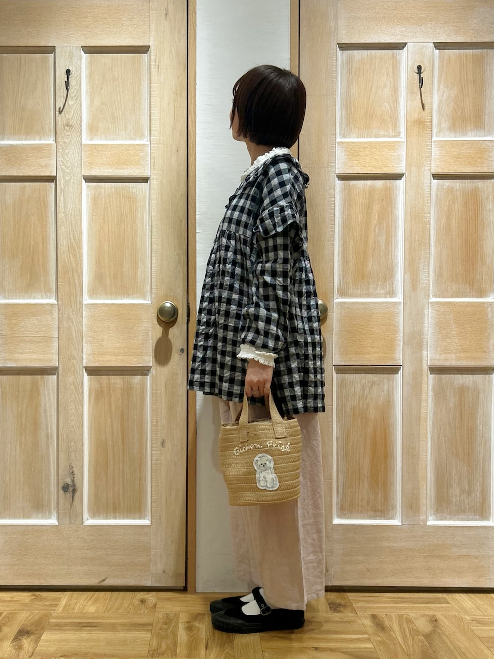 ブラック系のシャツ/ブラウス、ホワイト系のTシャツ/カットソー、ピンク系のその他パンツを着用したレディースの春コーディネートの2枚目の写真