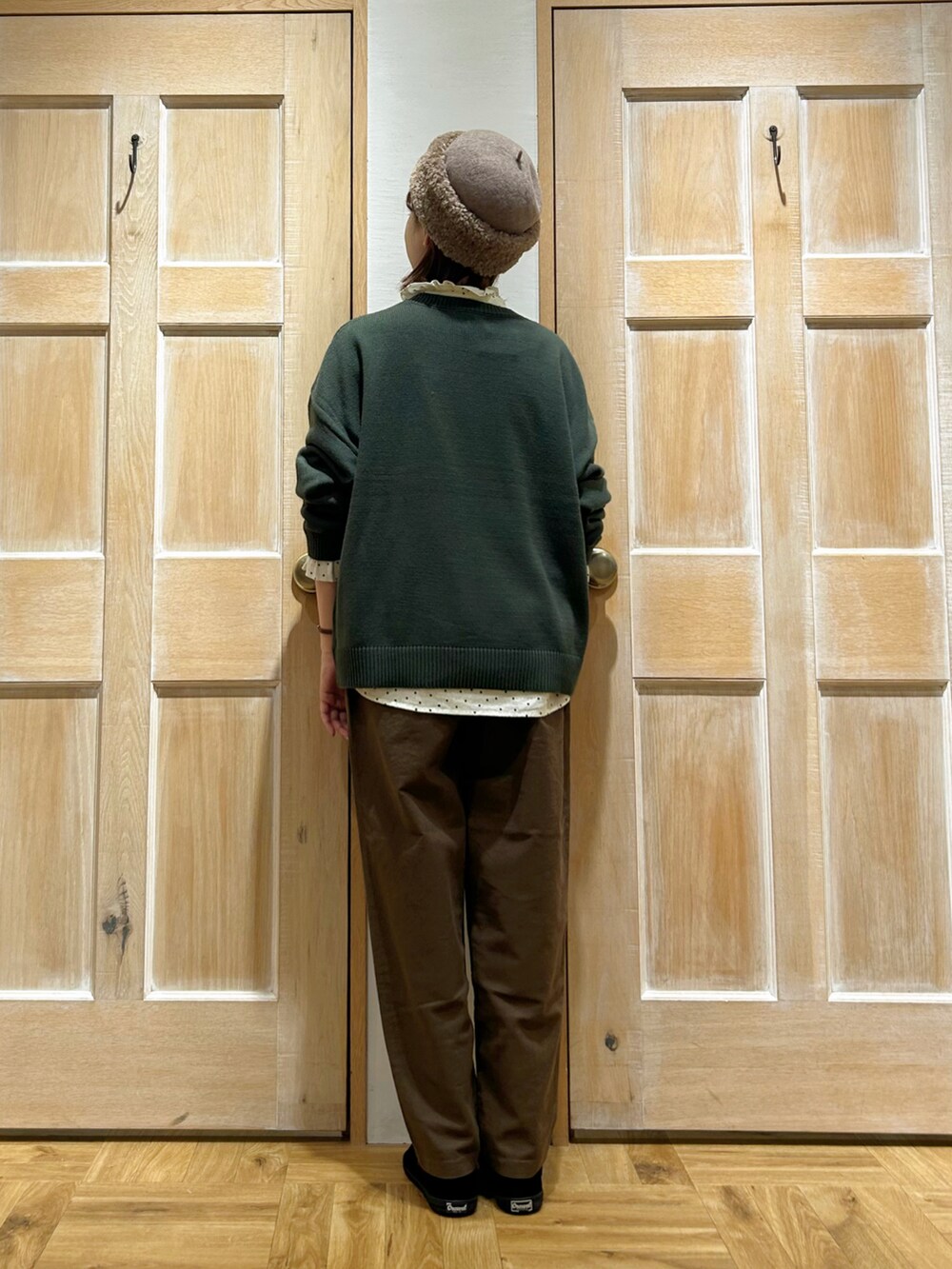 グリーン系のニット/セーター、ホワイト系のシャツ/ブラウス、ブラウン系のその他パンツを着用したレディースの秋コーディネートの3枚目の写真