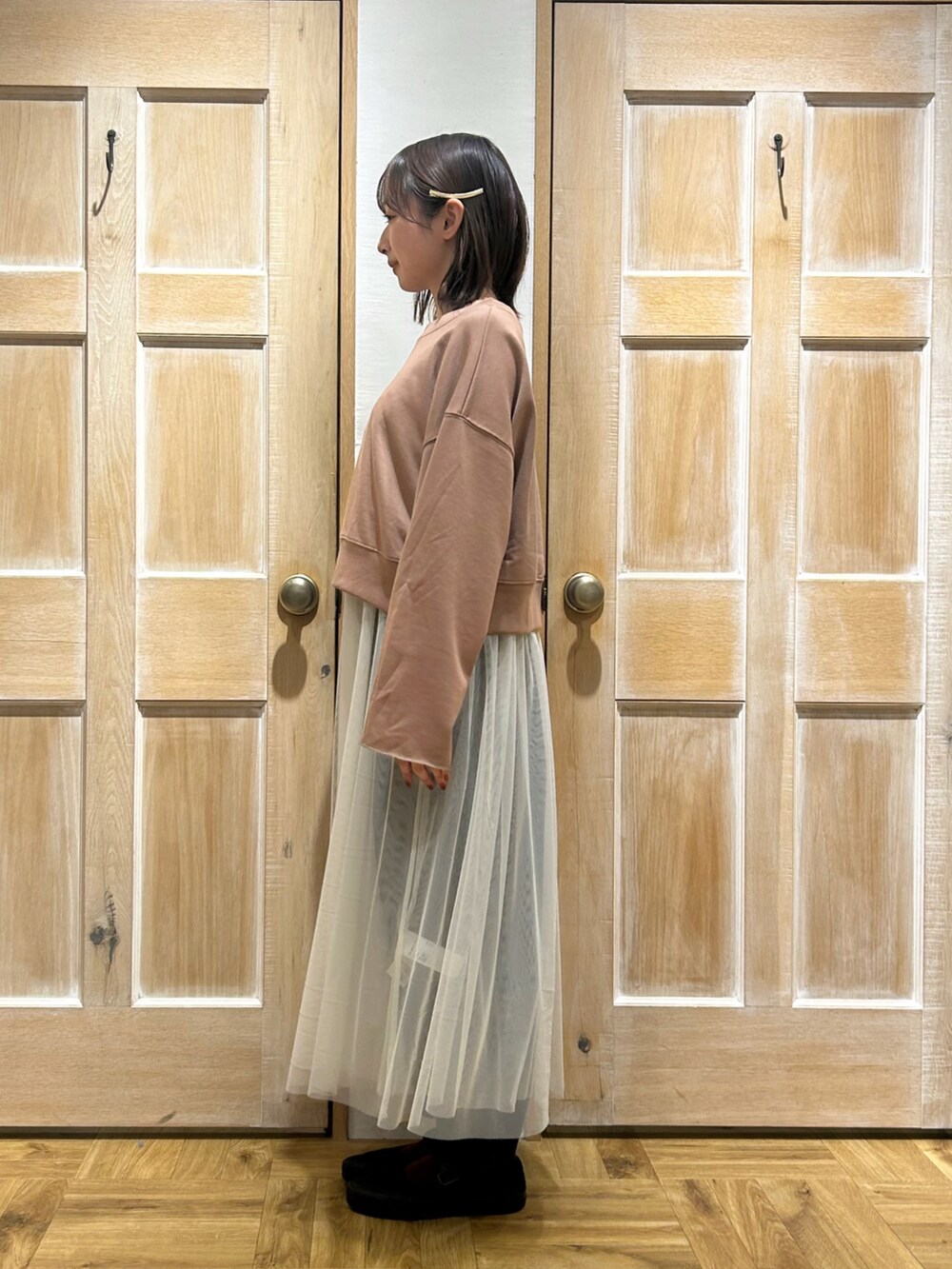 ブラウン系のTシャツ/カットソー、ホワイト系のワンピース、ブルー系のその他パンツを着用したレディースの冬コーディネートの2枚目の写真