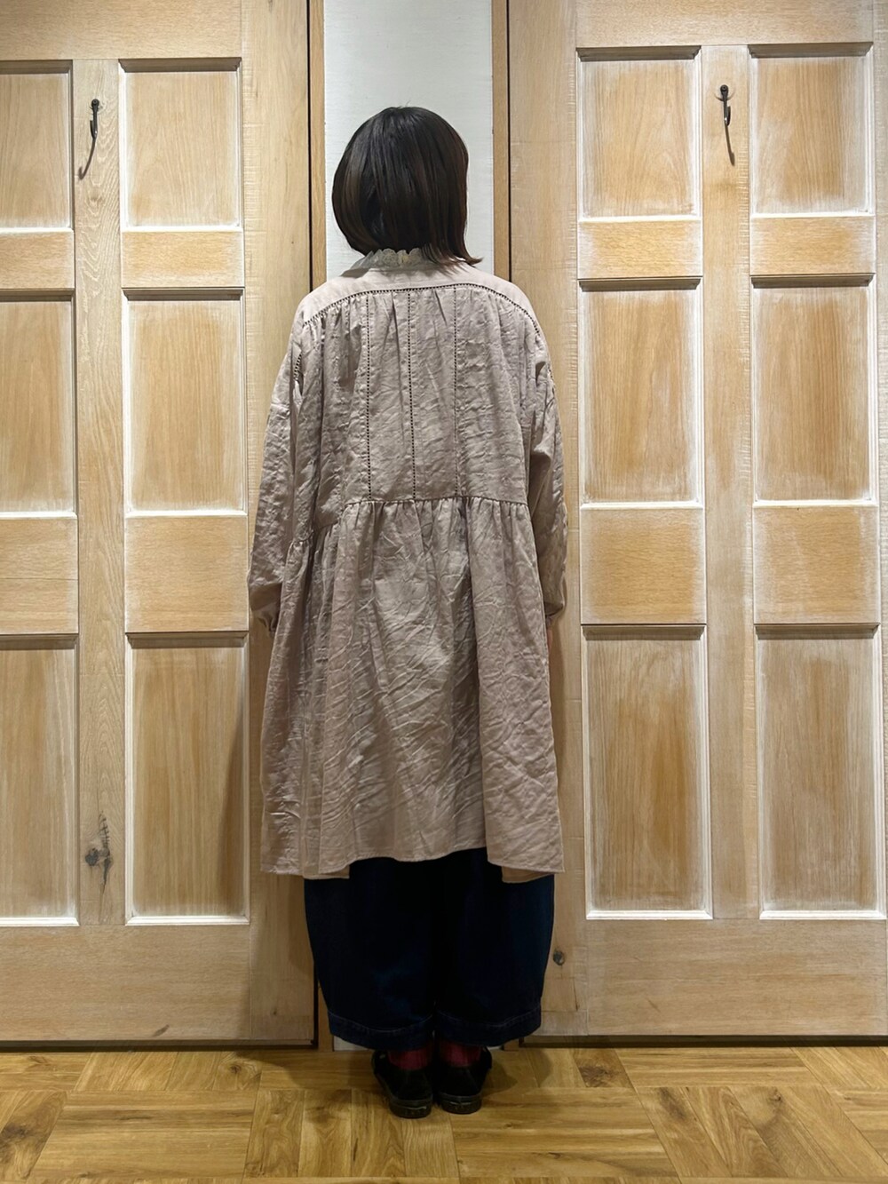 ベージュ系のシャツ/ブラウス、ホワイト系のTシャツ/カットソー、ブルー系のその他パンツを着用したレディースの冬コーディネートの3枚目の写真