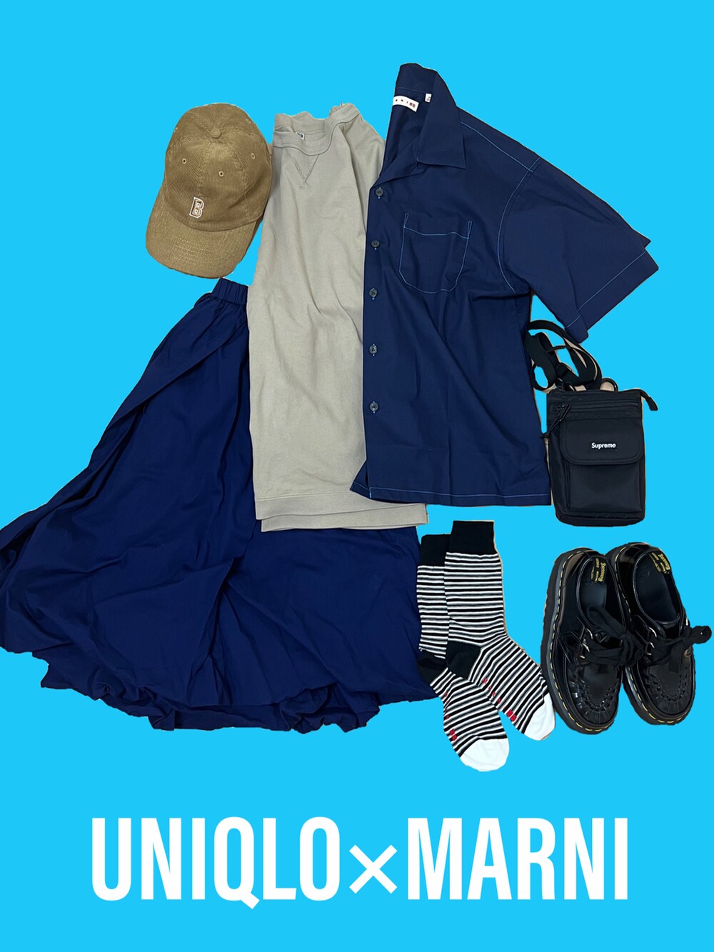 ブルー系のスカート、ブラック系のローファー、ブルー系のシャツ/ブラウスを着用したレディースの夏コーディネートの3枚目の写真