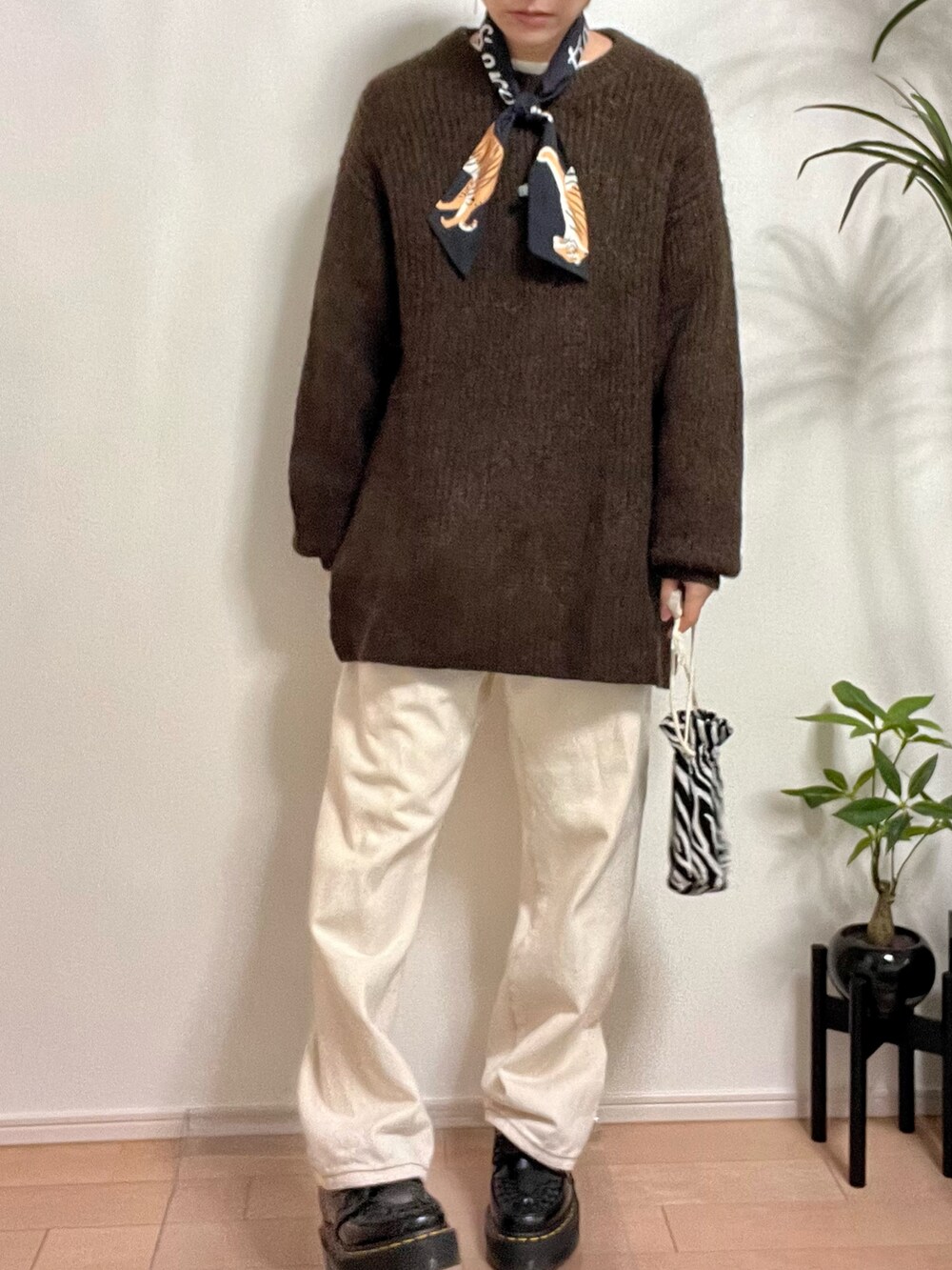 「秋のコーデ、秋コーデ、デニム、白パンツ、ゼブラ柄、ニット、ブラウン、おしゃれさんと繋がりたい、低身長、低身長コーデ、ママコーデ」｜「antiquaの心地いい柔らかさ。オーガニックコットンバスクT（Tシャツ/カットソー、ホワイト系）」を使った、NOLU.(ノル)さん（レディース・153cm）の冬コーディネートの3枚目の写真
