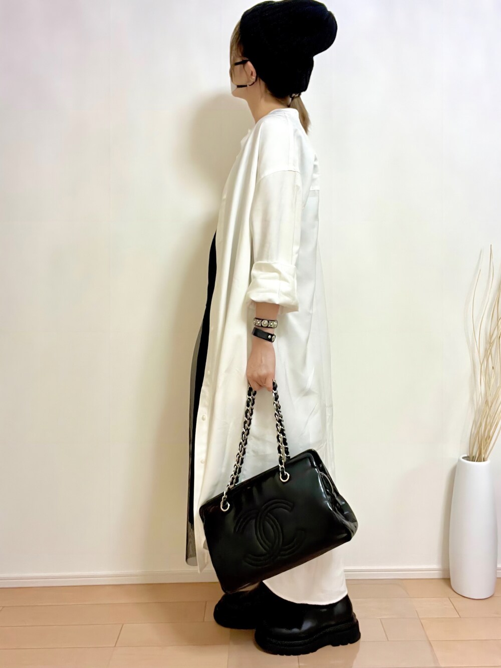 ブラック系のタンクトップ、ホワイト系のワンピース、ブラック系のスカートを着用したレディースの夏コーディネートの2枚目の写真