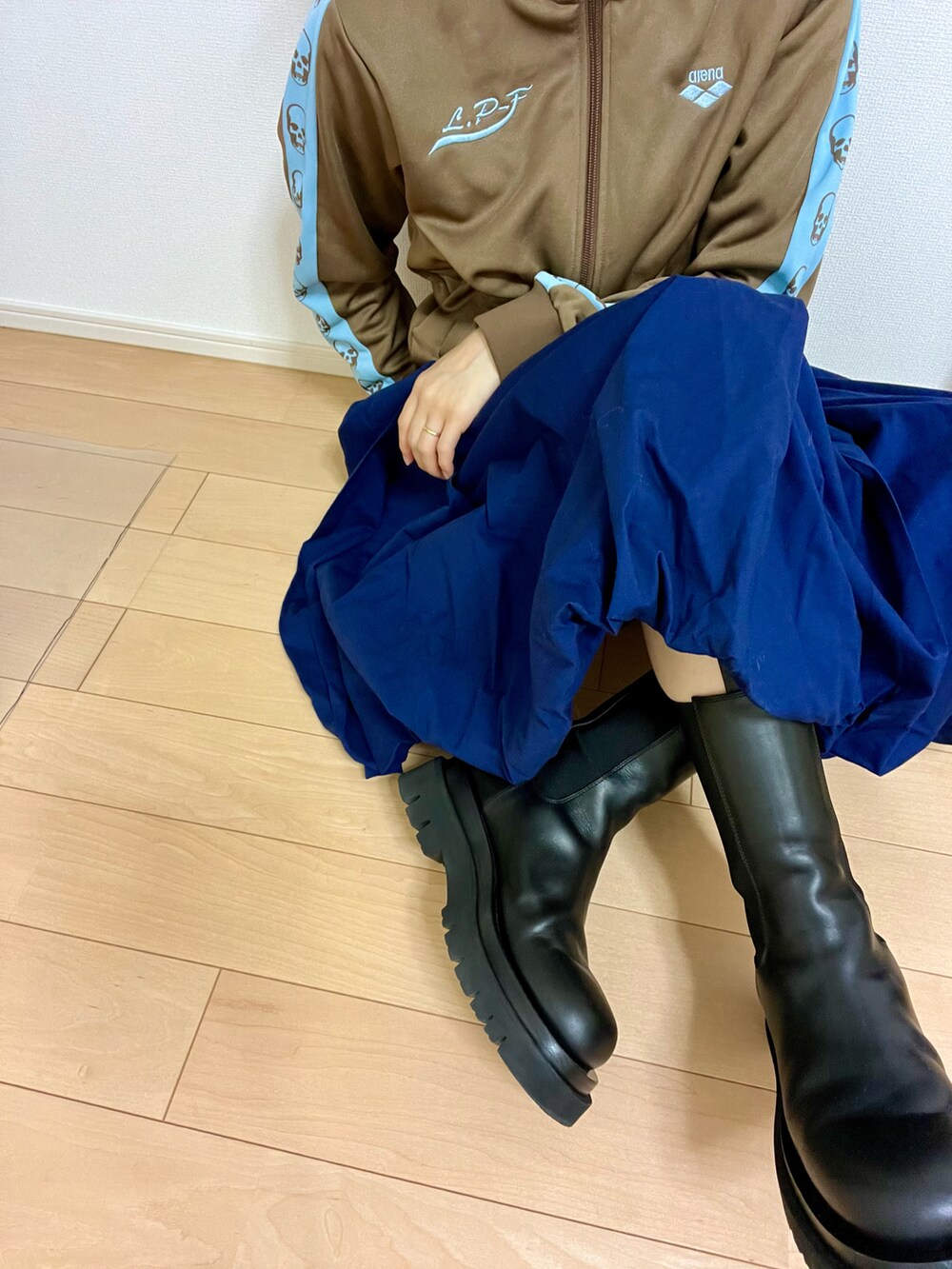 「秋コーデ、秋カラー、おしゃれさんと繋がりたい、低身長、ママコーデ、ブーツ、スカート、ママファッション、ジャージ、lucien pellat-finet」｜「Rodeo Crownsのアイテム（キャップ、ブラック系）」を使った、NOLU.(ノル)さん（レディース・153cm）の秋コーディネートの3枚目の写真