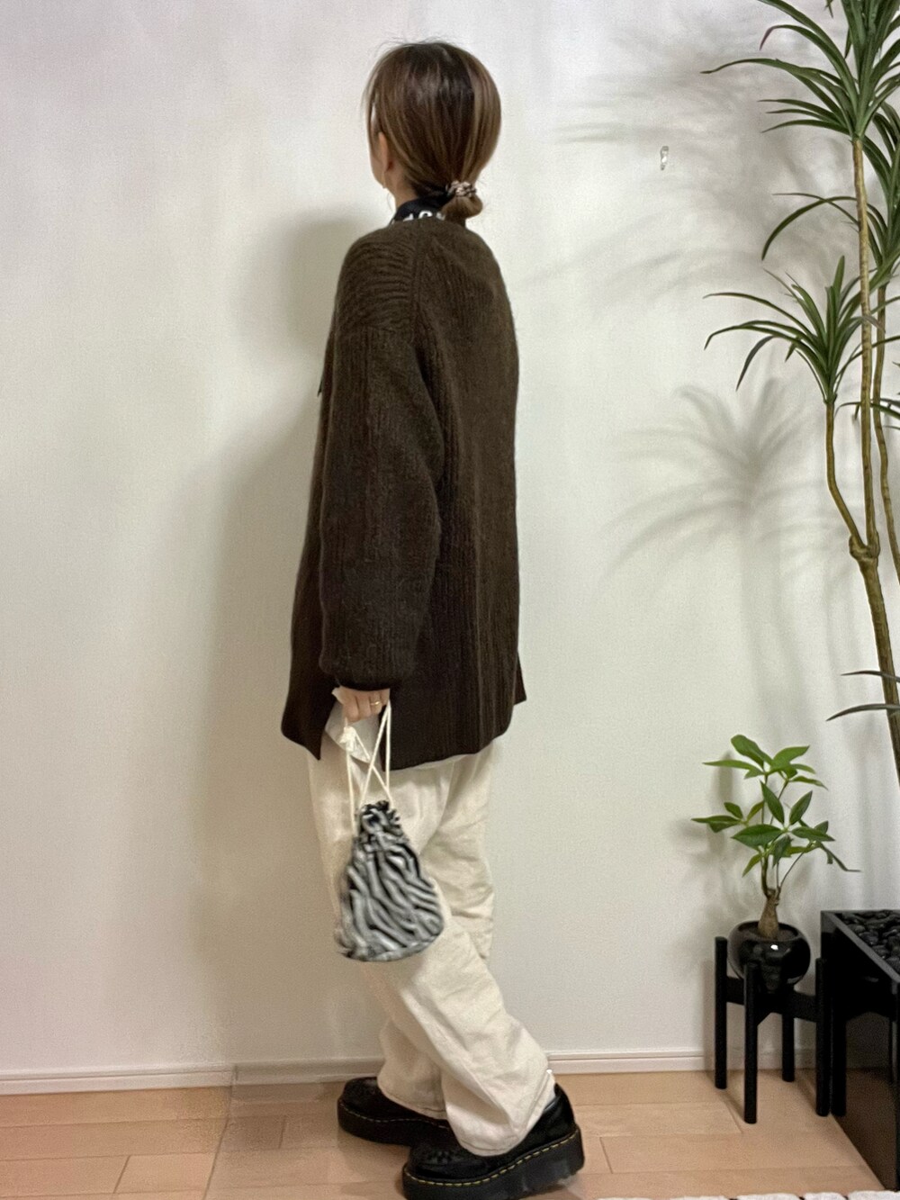 「秋のコーデ、秋コーデ、デニム、白パンツ、ゼブラ柄、ニット、ブラウン、おしゃれさんと繋がりたい、低身長、低身長コーデ、ママコーデ」｜「antiquaの心地いい柔らかさ。オーガニックコットンバスクT（Tシャツ/カットソー、ホワイト系）」を使った、NOLU.(ノル)さん（レディース・153cm）の冬コーディネートの2枚目の写真
