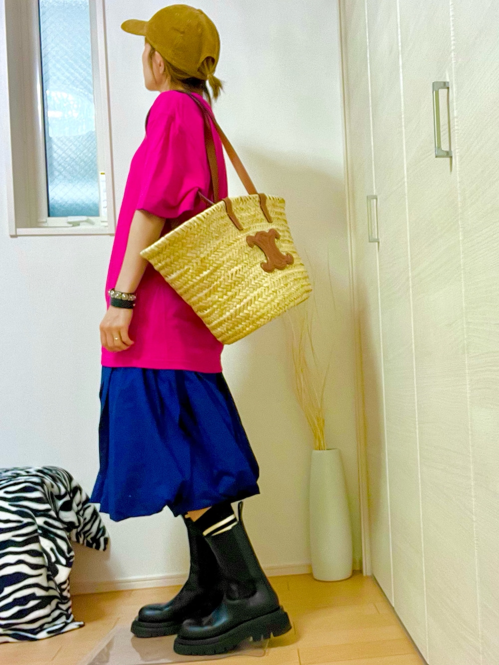 「お洒落さんとつながりたい、低身長、UNIQLO×MARNI、UNIQLO MARNI、ビビッドカラー、大人カジュアル、ママコーデ、ボッテガヴェネタ、ブーツ、かごバッグ、CELINE」｜「BROWNのアイテム（キャップ、ベージュ系）」を使った、NOLU.(ノル)さん（レディース・153cm）の春コーディネートの2枚目の写真