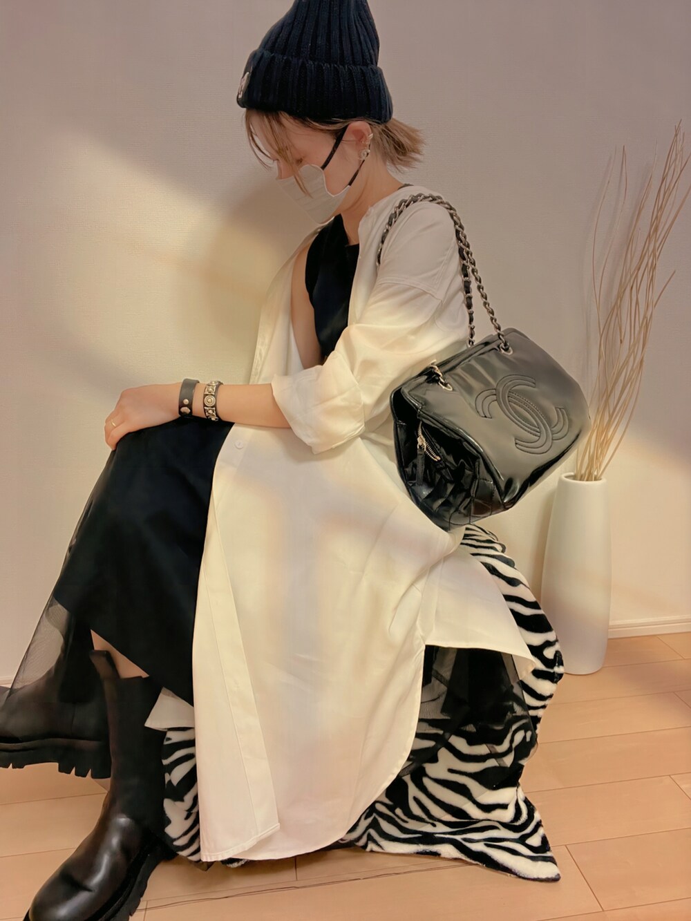 ブラック系のタンクトップ、ホワイト系のワンピース、ブラック系のスカートを着用したレディースの夏コーディネートの3枚目の写真