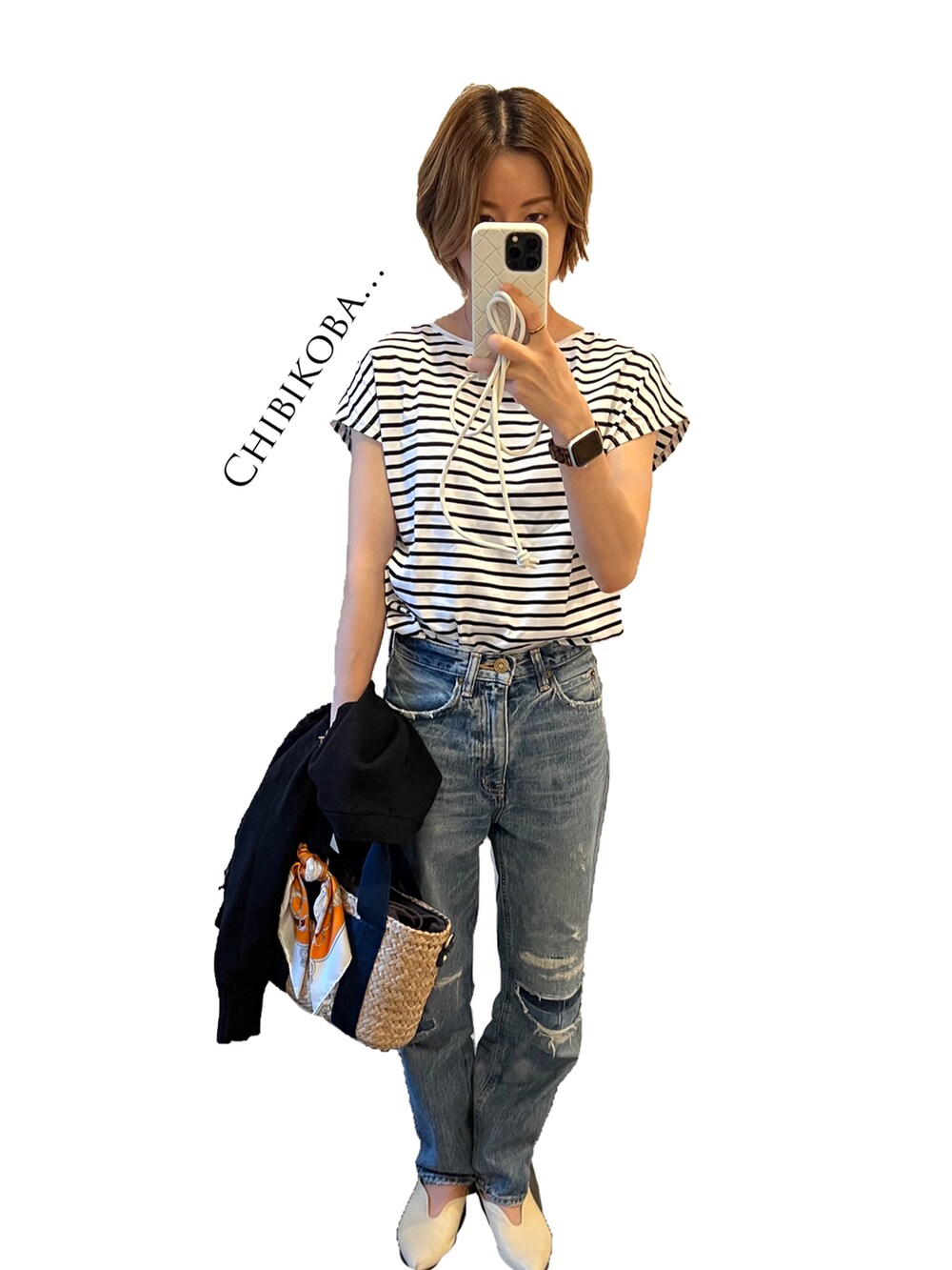 ホワイト系のTシャツ/カットソー、ブラック系のカーディガン/ボレロ、ブルー系のデニムパンツを着用したレディースの春コーディネートの2枚目の写真