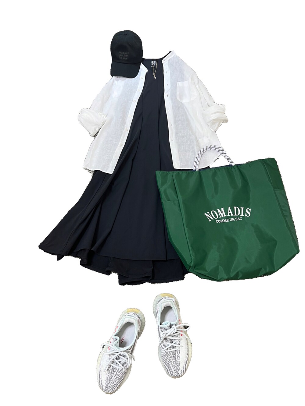 ホワイト系のシャツ/ブラウス、ブラック系のワンピース、グリーン系のトートバッグを着用したレディースの夏コーディネートの3枚目の写真