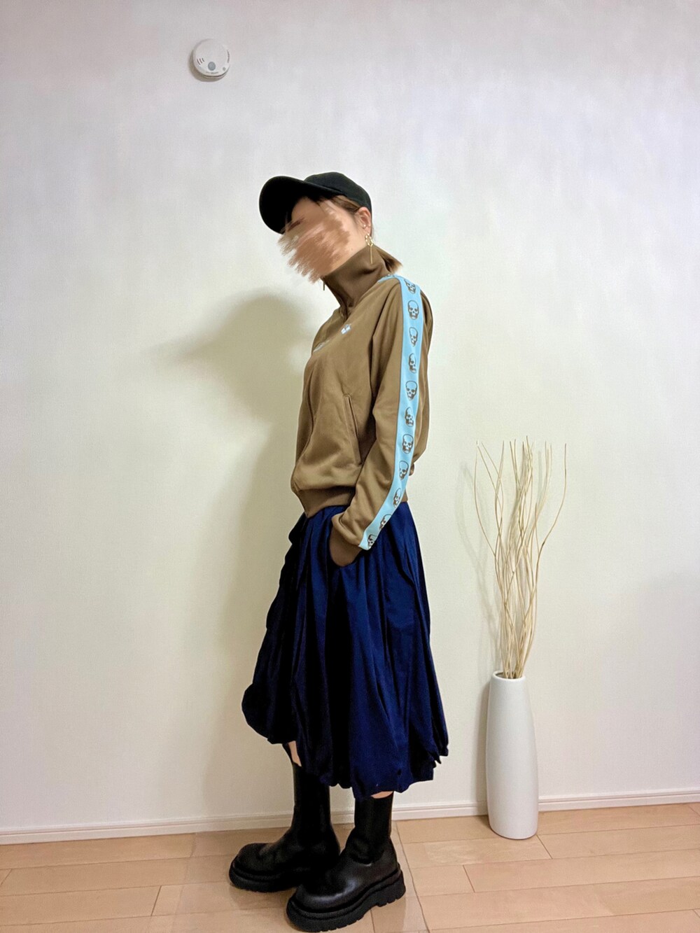 「秋コーデ、秋カラー、おしゃれさんと繋がりたい、低身長、ママコーデ、ブーツ、スカート、ママファッション、ジャージ、lucien pellat-finet」｜「Rodeo Crownsのアイテム（キャップ、ブラック系）」を使った、NOLU.(ノル)さん（レディース・153cm）の秋コーディネートの2枚目の写真