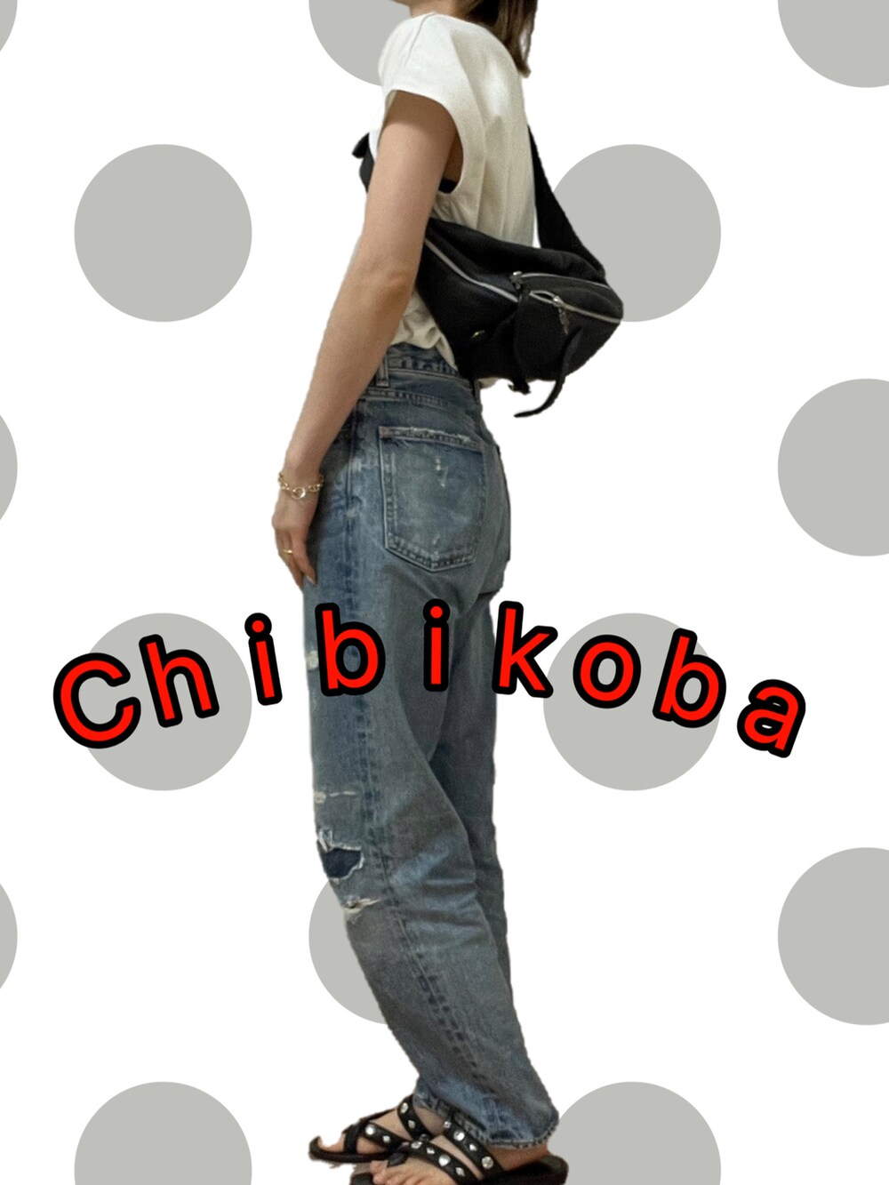 ホワイト系のTシャツ/カットソー、ブルー系のデニムパンツ、ブラック系のサンダルを着用したレディースの春コーディネートの4枚目の写真