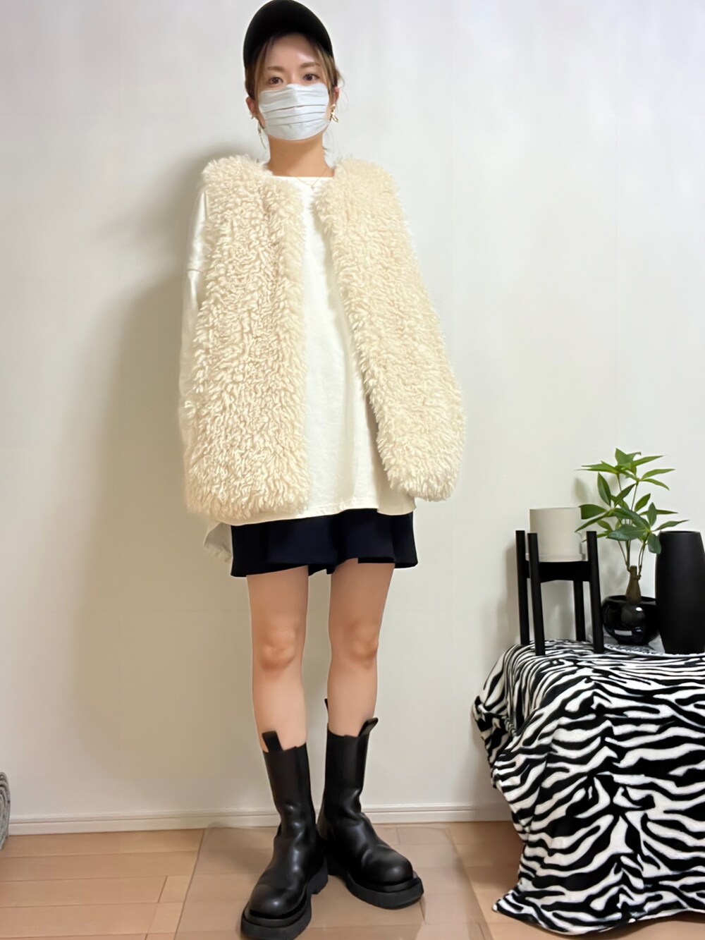 ホワイト系のTシャツ/カットソー、ホワイト系のベスト、ブラック系のその他パンツを着用したレディースの秋コーディネートの2枚目の写真