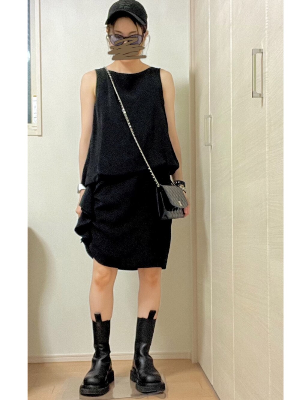 ブラック系のブーツ、ブラック系のワンピース/ドレス、ブラック系のキャップを着用したレディースの夏コーディネートの2枚目の写真