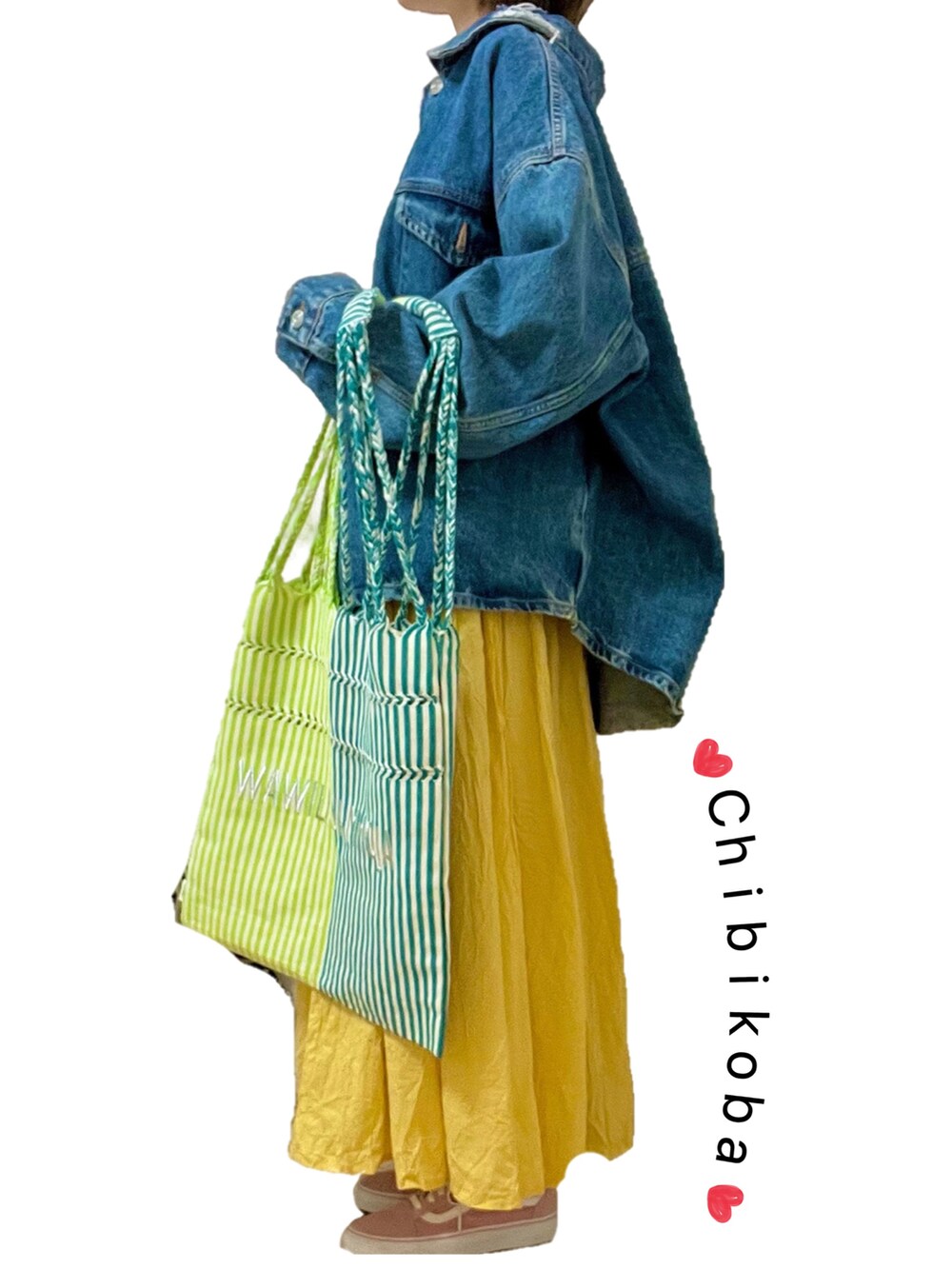 ブルー系のデニムジャケット、ホワイト系のTシャツ/カットソー、イエロー系のスカートを着用したレディースの春コーディネートの4枚目の写真