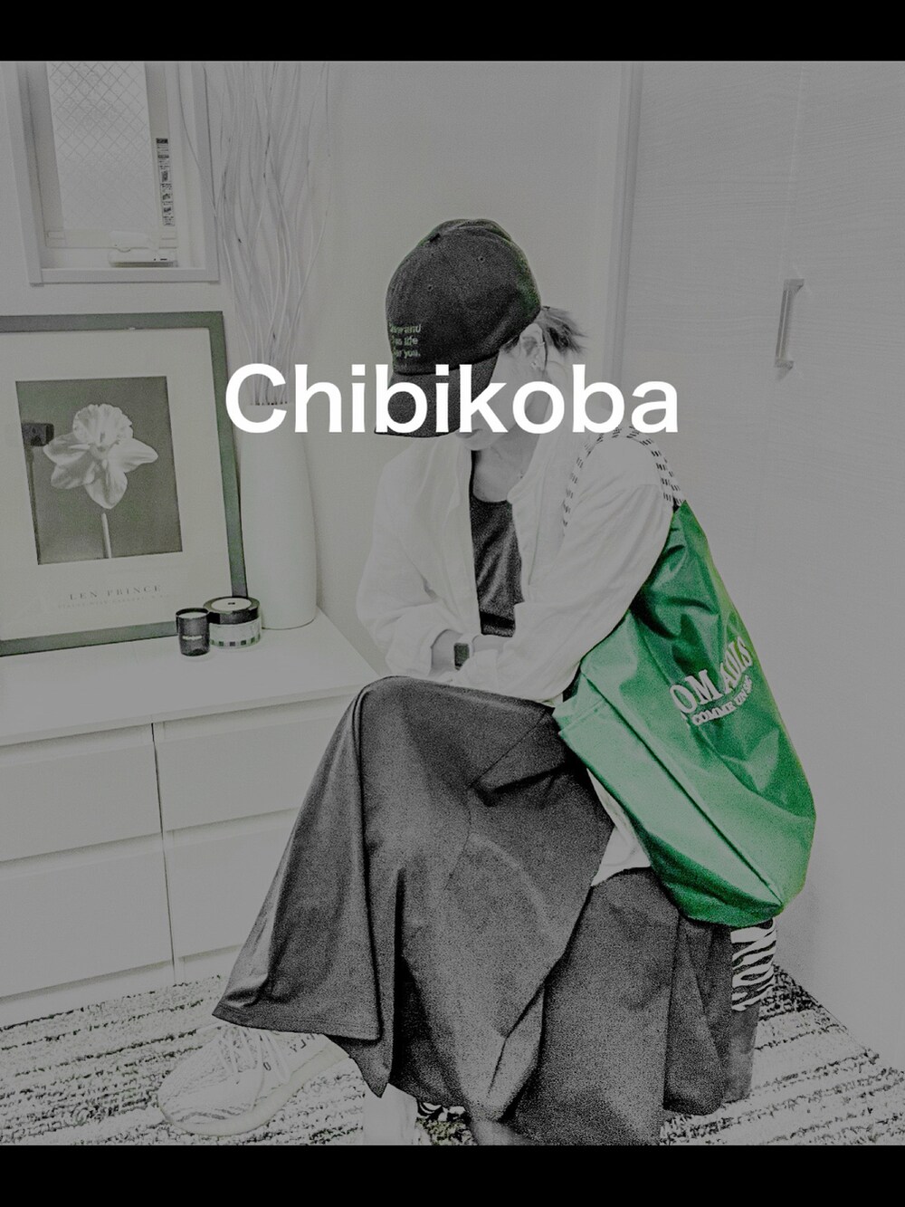 ホワイト系のシャツ/ブラウス、ブラック系のワンピース、グリーン系のトートバッグを着用したレディースの夏コーディネートの4枚目の写真