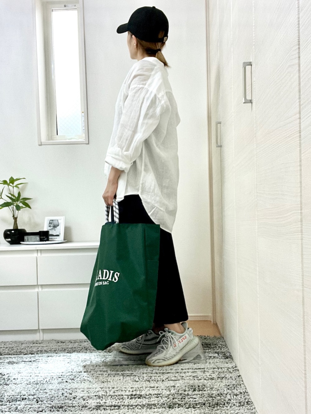 ホワイト系のシャツ/ブラウス、ブラック系のワンピース、グリーン系のトートバッグを着用したレディースの夏コーディネートの2枚目の写真
