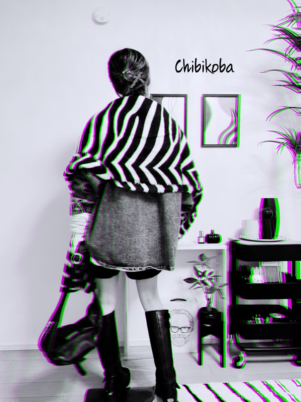 ブラック系のブーツ、ブルー系のデニムジャケット、ホワイト系のTシャツ/カットソーを着用したレディースの秋コーディネートの3枚目の写真